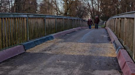 Weil tragende Teile der Brücke in Oettingen zum Areal Mühlespan Richtung Freibad beschädigt sind, muss die Stadt im Eiltempo die Sanierung auf die Beine stellen. Im Frühjahr soll auch der Minigolfplatz umfangreich saniert werden.  	