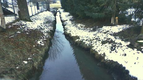 In den Eierbach in Merzingen ist Öl gelangt. Die Polizei ermittelt wegen fahrlässiger Gewässerverunreinigung. 	