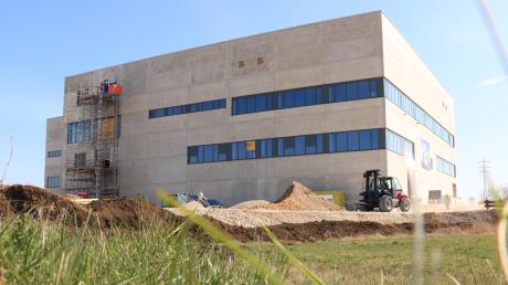 Varta in Nördlingen: Die neue Produktionshalle im Norden der Stadt soll in der zweiten Jahreshälfte fertig sein.  	