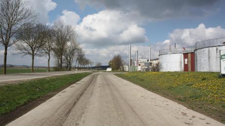 Biogasanlage Maihingen: Auf der rechten Seite des befestigten Feldwegs soll eine Tankstelle gebaut werden, die eine Wasserstoff-Zapfsäule hat. 