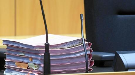 Ein Bild aus der Zeit des Prozesses vor dem Augsburger Landgericht: Die Akten zu dem Fall des Rieser Landwirts liegen auf dem Tisch der Richter. Die verurteilten den Mann zu 13,5 Jahren Haft. 	