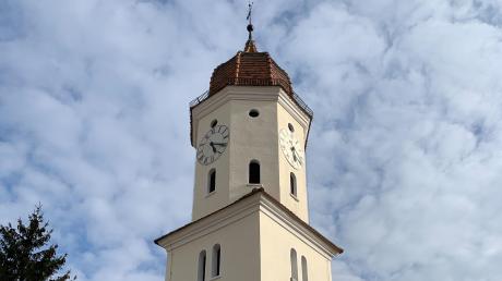 Der Kirchturm von St. Oswald in Ederheim.  	