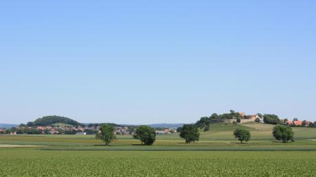 Der Ort Alerheim liegt genau zwischen unserem Startpunkt (Wennenberg) und der letzten Erhöhung auf der Wanderroute: dem Alerheimer Burgberg. 