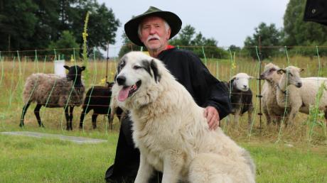 Schäfer Peter Dobrick mit Pyrenäenberghund Fiffy. Der 45 Kilogramm schwere Rüde legte am Donnerstag seine Prüfung der „Tauglichkeit der Herdenschutzhunde“ ab. 	