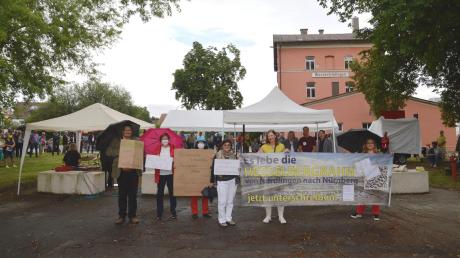 Nördlingens Zweite Bürgermeisterin Rita Ortler (gelbes Shirt) bei der Kundgebung in Wassertrüdingen.  	
