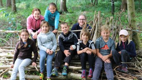 Pädagogische Betreuerin Karolin Hommel-Zollner mit einem Teil der Kinder, die am Ferienprogramm des Kreisjugendrings teilgenommen haben. 