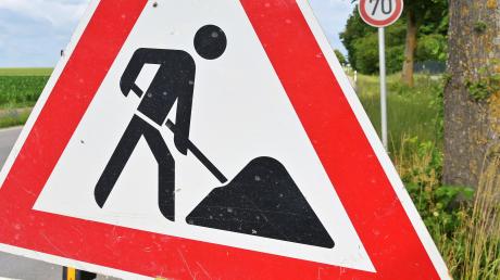Baustelle: Die Staatsstraße zwischen Rohrenfels und Isenhofen muss wegen Bauarbeiten gesperrt werden. 	