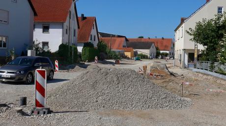 Die Sanierung der Ortsdurchfahrt in Fessenheim ist noch nicht abgeschlossen. Der Kreisverkehr auf der Staatsstraße aber ist frei. 	