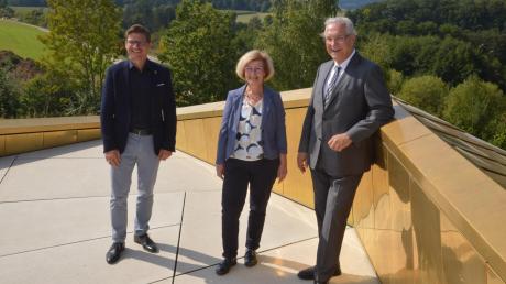 An der Bergrose in Wassertrüdingen sprachen Nördlingens Oberbürgermeister David Wittner und die stellvertretende Landrätin Ursula Kneißl-Eder mit dem Bayerischen Innenminister Joachim Herrmann (von links). 	