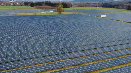 Der Deininger Gemeinderat ließ sich von der Firma EnBW über die Vorteile einer Freiflächen-Fotovoltaikanlage aufklären.  	