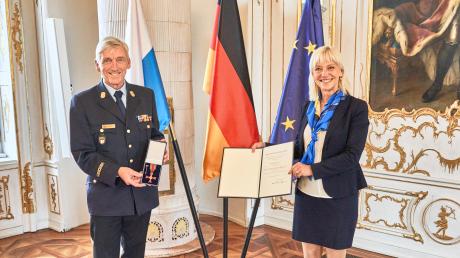 Heinz Lutz, ehemaliger Nördlinger Stadtbrandinspektor, hat von Bayerns Sozialministerin Carolina Trautner das Bundesverdienstkreuz am Bande erhalten. 	