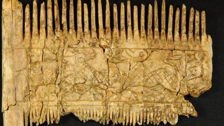 Ein Kamm aus Elfenbein ist in einem spätmittelalterlichen Grab in Deiningen gefunden worden.  	