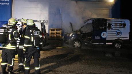 In Nördlingen brannte am Sonntagabend ein Kleintransporter in der Würzburger Straße. Rund 35 Einsatzkräfte rücken aus. 