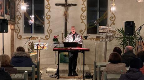 Pop, Rock, Jazz und Swing statt Psalme: In der Ederheimer Kirche sang Hans-Georg Stapff für die Konzertbesucher über Glauben. 	