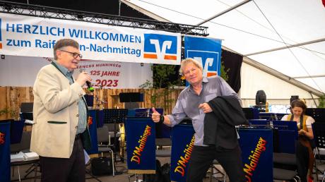 Schlagerstar Bernhard Brink trat beim Raiffeisen-Nachmittag im Festzelt in Munningen auf. Links im Bild der Vorstandsvorsitzende der Raiffeisen-Volksbank Ries, Paul Ritter.