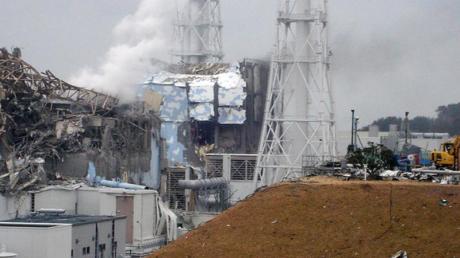 Wenn die Kühlversuche am havarierten AKW Fukushima scheitern, kommt es Experten zufolge zur Atomkatastrophe. (Foto: Tokyo Electric Power Co (TEPCO)) dpa