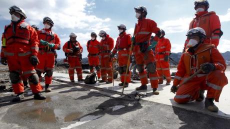Die japanische Feuerwehr, die seit Tagen im Tsunami-Gebiet im Einsatz ist, soll nun auch im Atomkraftwerk Fukushima Eins helfen. dpa