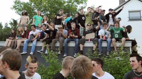 Hunderte Facebook-Fans feierten 2011 in Hamburg auf der Straße vor dem Haus von Thessa. 