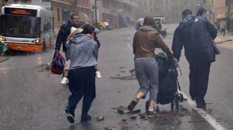 Bewohner von Genua bringen sich in Sicherheit. Nun ermittelt die Staatsanwaltschaft. Foto: Luca Zennaro dpa