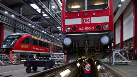 Eine Elektrolokomotive der Baureihe 143 wird gewartet. Die Deutsche Bahn hat dieses Mal nach Angaben ihres Chefs Rüdiger Grube deutlich weniger Probleme mit dem  harten Winter als vor einem Jahr.