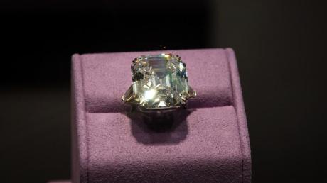 Einer der Diamantringe, den US-Schauspielerin Elizabeth Taylor von ihrem Mann Richard Burton geschenkt bekam. Foto: Chris Melzer dpa