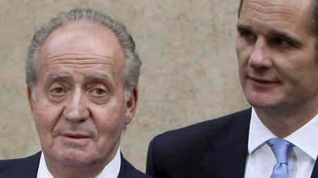 König Juan Carlos (l) und sein Schweigersohn Iñaki Urdangarín, aufgenommen in Barcelona (Archivfoto vom 23.05.2009). dpa