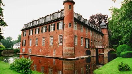 Schloss Gymnich bei Bonn ist nicht länger Sitz der Kelly Family: Das Wasserschloss wurde am Dienstag im Amtsgericht Brühl für mehr als drei Millionen Euro zwangsversteigert.
