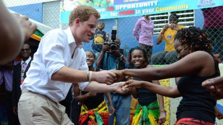 Ausgelassen und fröhlich: Prinz Harry tanzt bei seinem Besuch in Jamaika.  