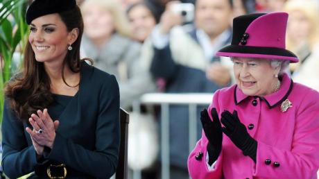 Queen Elizabeth und Catherine in Leicester. Foto: Andy Rain dpa