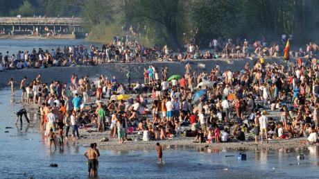 Die Temperaturen bieten einen Vorgeschmack auf den Sommer. Hitzerekord im April: Menschenmassen am Strand an der Isar in München: Foto: Andreas Gebert dpa