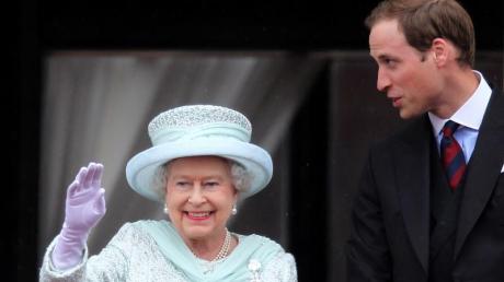 Die Queen mit Prinz William auf dem Balkon von Buckinham Palace. Foto: Andy Rain dpa