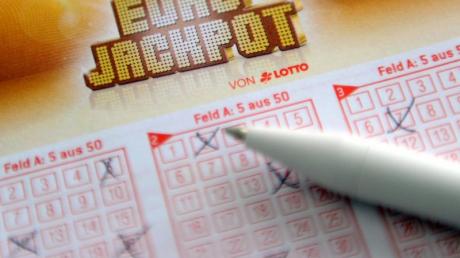 Ein Mann aus dem Rhein-Main-Gebiet hat den Eurojackpot geknackt und kann nun den höchsten Einzelgewinn der deutschen Lottogeschichte einstreichen: 46 Millionen Euro. 