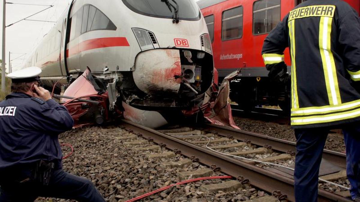 Bahn ICE rast an Bahnübergang gegen Auto ein Toter