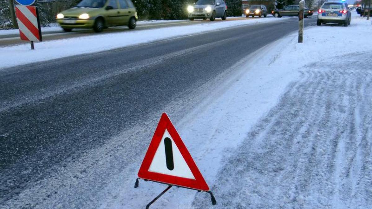 Verkehr: Auto überschlägt sich: Unfälle bei Schnee und Eis in der