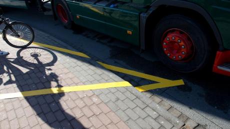 Ein vierjähriges Mädchen ist mit seinem Fahrrad gegen einen Lkw geprallt.