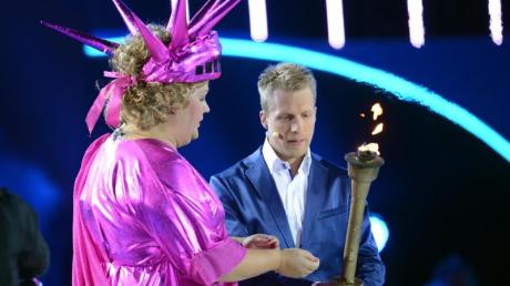 Cindy aus Marzahn und Oliver Pocher moderieren Promi Big Brother 2013 und freuen sich über fiese Entscheidungen der Zuschauer. 