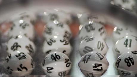 Lotto am Mittwoch hat einen Menschen zum Multimillionär gemacht. Der fast zwölf Millionen schwere Jackpot wurden mit den richtigen Zahlen geknackt.