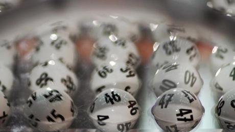 Vor der Ziehung der Lottozahlen liegen die Kugeln in der Lotto-Maschine.