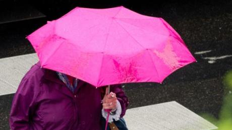 Vor lauter Regen und Regenschirm hat eine Frau in Krumbach ihr geparktes Auto nicht mehr gefunden. Symbolbild