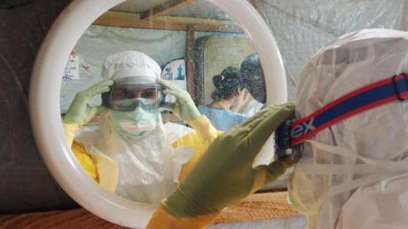 Ein Mitglied von "Ärzte ohne Grenzen" bereitet sich in Guinea auf einen Einsatz im Ebola-Gebiet vor. 