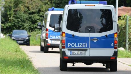 Polizeifahrzeuge verlassen den Fundort des getöten Armani in Freiburg. Bei der Suche nach seinem Mörder hat die Staatsanwaltschaft eine Belohnung von 6000 Euro ausgesetzt.