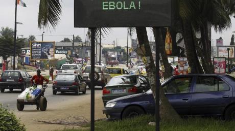 Ein Schild an einer Straße in der Hauptstadt der Elfenbeinküste warnt vor Ebola.