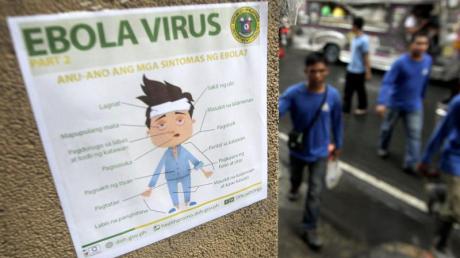 Ein Plakat in Manila informiert über die Symptome, die der Ebola-Virus auslöst.