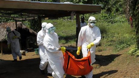 Bergung eines Ebola-Opfers in Liberia.