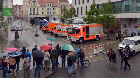 Schaulustige verfolgen am 19. August 2013 in der Innenstadt von Ingolstadt den Großeinsatz am Rathaus.