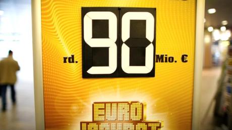 Der Rekord-Jackpot von 90 Millionen Euro beim Eurojackpot ist geknackt - und ruft vermehrt Betrüger auf den Plan. Nur einer meldete sich bislang nicht. 