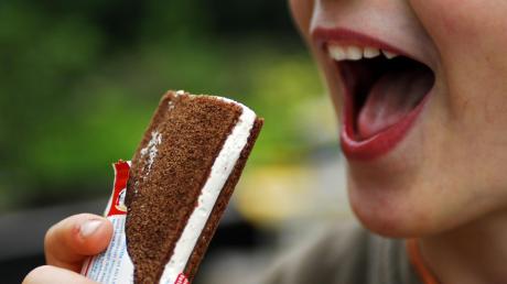 Viele Kinder in Deutschland essen zu viel Zucker und Fett. Experten fordern ein Werbeverbot für ungesunde Lebensmittel.	