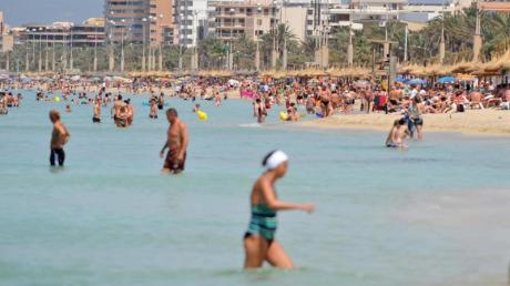Gegen die geplante Touristenabgabe, die auf Mallorca und den anderen Balearen-Inseln erhoben werden soll, protestieren die Hotelbesitzer. (Archivfoto) 