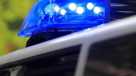 Unter einem Vorwand soll ein Mann in Diedorf versucht haben, einen Bub ins Auto zu locken. Die Polizei ermittelt, die Rektorin der Grund- und Mittelschule warnt die Eltern mit einem Rundschreiben.