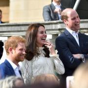 Das schien mal gut gepasst zu haben: Prinz Harry (links), Prinzessin Kate und der britische Thronfolger Prinz William (rechts) sollen sich vor dem Bruch der Sussexes mit dem Königshaus gut verstanden haben. 